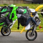 un pratiquant de stunt et un pratiquant de cross-bitume